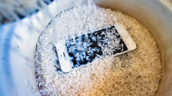 сушим телефон при помощи риса