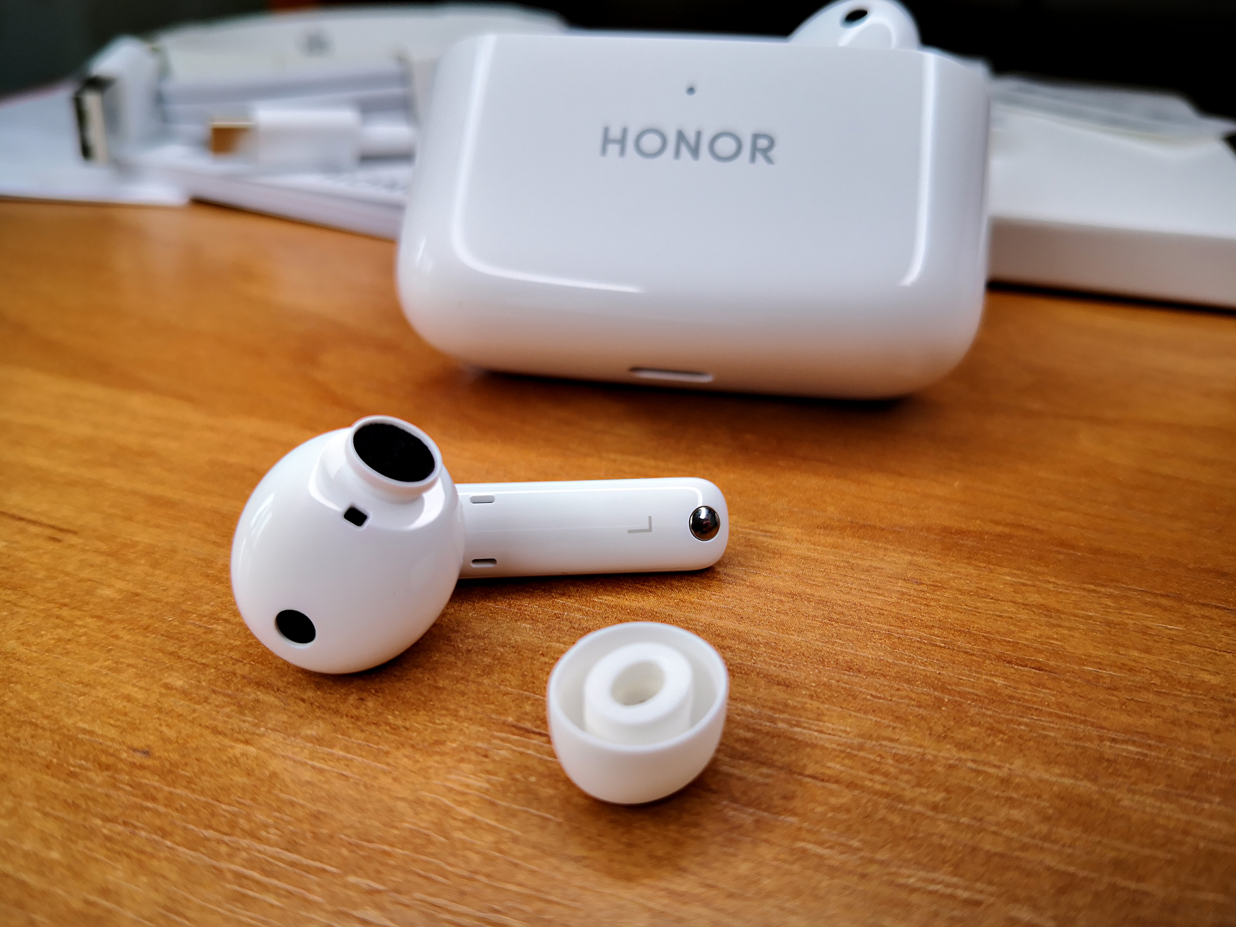 Обзор доступных TWS-наушников HONOR Earbuds 2 Lite: плюсы и минусы
