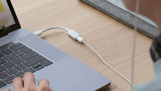 подсоединить проводные наушники к MacBook
